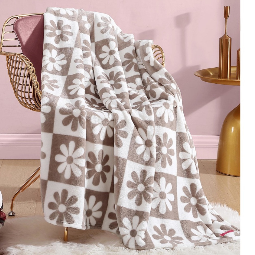 NIB Betsey Johnson Retro Daisy Ultra Soft Throw Blanket